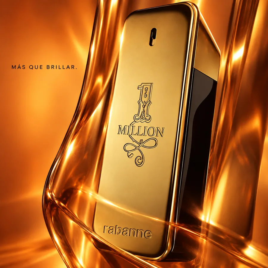 Frasco de perfume dorado en primer plano entre reflejos cálidos, muestra publicitaria generada con IA.